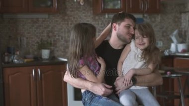 Baba öper ve onun küçük kızı kucağında oturan sarılarak. Baba ve çocuk. ağır çekim