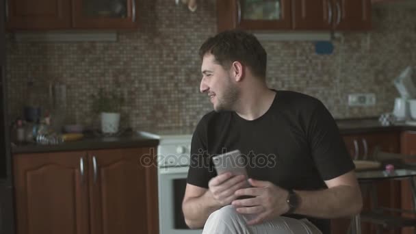 Hija corre hacia el amado padre y lo abraza fuertemente. una familia amorosa. padre e hija. cámara lenta — Vídeos de Stock