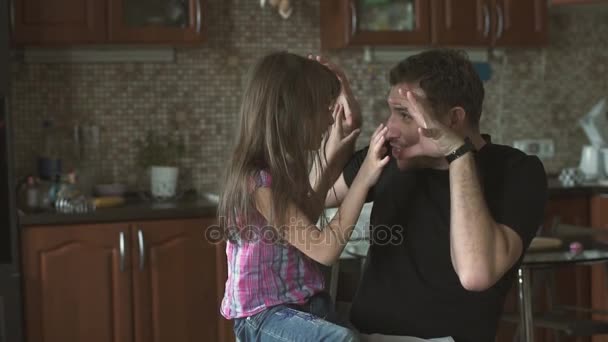 Far och dotter lurar runt, spela och ha kul i köket. slowmotion — Stockvideo