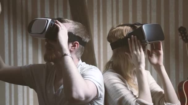 Pareja enamorada de gafas de realidad virtual. Joven chica atractiva y su novio juntos en un mundo virtual — Vídeos de Stock