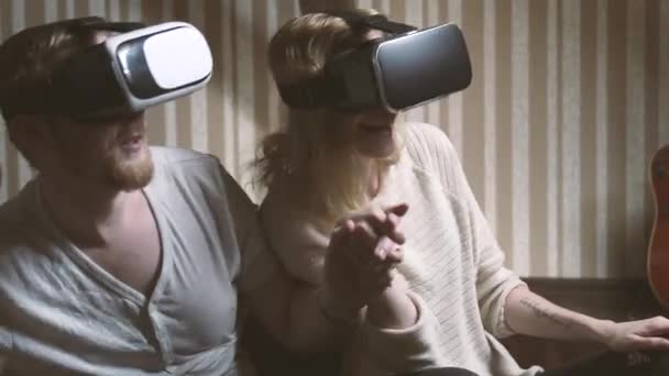 Jovem e uma menina estão jogando um jogo ativo com uma realidade virtual — Vídeo de Stock