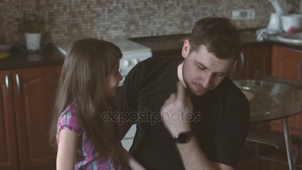 O pai passa tempo com a sua amada filha. Menina beija pai na bochecha — Vídeo de Stock