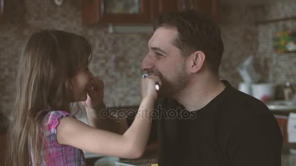 Μπαμπάς και κόρη βουρτσίζουν τα δόντια τους μαζί. Ο πατέρας και κοριτσάκι να γελούν και να διασκεδάσουμε όλοι μαζί. — Αρχείο Βίντεο