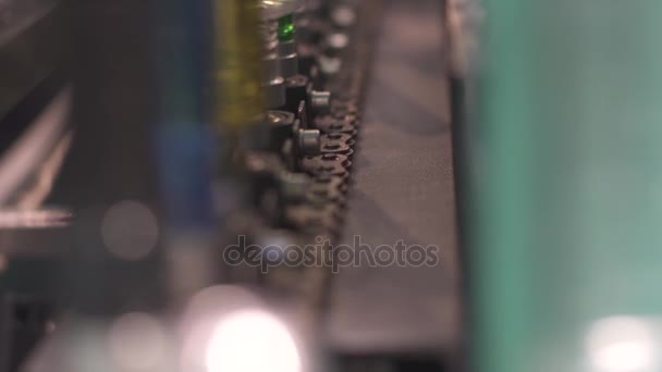 Convoyeur dans une usine avec des objets mobiles 