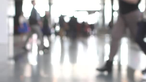 Fondo abstracto de la gente que va sobre su negocio en el vestíbulo en el centro de negocios — Vídeo de stock