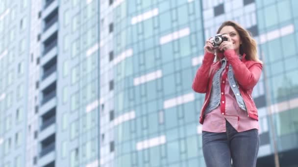 Menina bonito tira fotos de seus amigos em uma câmera de filme — Vídeo de Stock