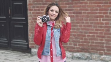 Retro film kamera çekici bir kadın elinde
