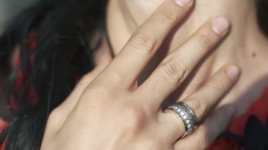 hir boyun için güzel bir genç kızın şehvetli dokunmatik