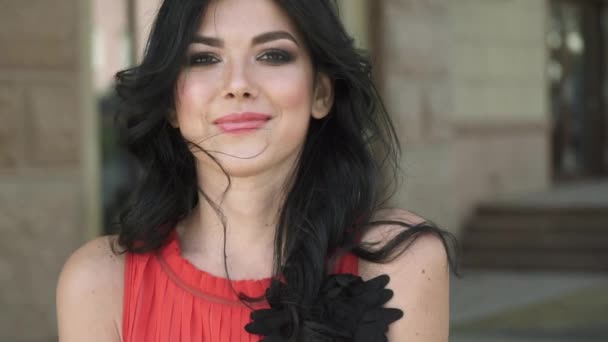 Niña posando en la cámara. Morena con hermoso maquillaje sonriendo y disfrutando de la primavera. cámara lenta — Vídeos de Stock