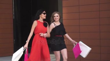 Kızlar mağaza alımları ile döndü. Kız arkadaşın gülümseme, konuşmak ve birlikte vakit geçirmek. Ağır çekim