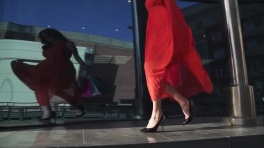 Topuklu ayakkabılar güzel bacaklar cam vitrin gidin. Seksi bacaklar yakın çekim. Ağır çekim