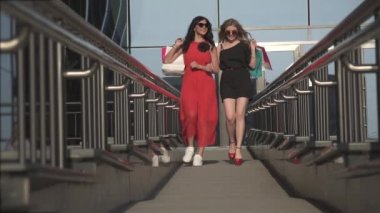 Şirin kızlar alışveriş merkezi ile anlaşma satın almak-in tam çıkmak. Arkadaşlar birlikte alışverişe gideriz. Sarışın ve esmer modern bir alışveriş merkezi zemin karşı. Ağır çekim