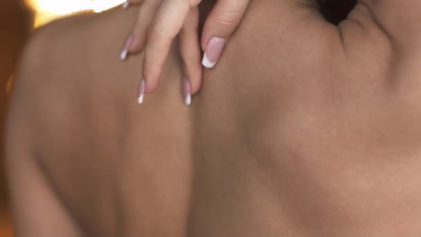 Schönen nackten Körper eines jungen Mädchens in Nahaufnahme. Nahaufnahme nackte Mädchen. Zeitlupe — Stockvideo