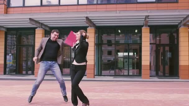 Éxito, ganar, logro, felicidad de la gente de negocios. hombre y mujer divirtiéndose bailando y haciendo el tonto después de haber concluido el trato del siglo. MOCIÓN LENTA — Vídeo de stock