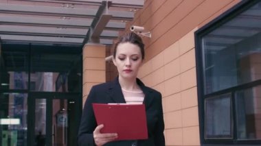 işkadını gönüllülük evrak üstünde belgili tanımlık gitmek. Acele bir iş toplantısı için kız