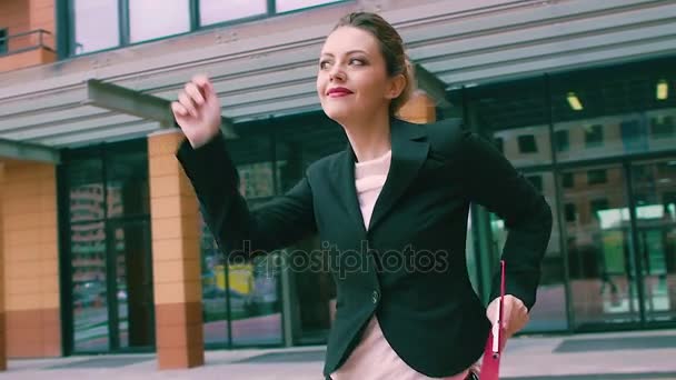 Hombres de negocios locos bailando. mujer de negocios celebrando el éxito y la danza. hermosa mujer en el fondo del edificio de negocios. MOCIÓN LENTA — Vídeos de Stock