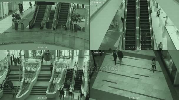 Cctv Kamera-Monitor in der Mall. Der Bildschirm ist in 4 Teile unterteilt. Sicherheits-, Diebstahl- und Terrorismusprävention. — Stockvideo