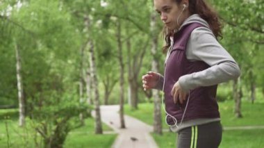 güzel genç kız müzik döner ve koşmaya başlar. Sporcumuz eğitim müzik dinler. ağır çekim