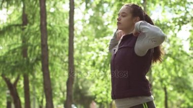 güzel kız için eğitim hazır oluyor. Genç sporcumuz açık havada germe yapıyor