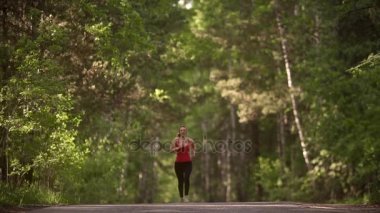 Kız bir çalışma tamamlandı ve mutlu bir şekilde ellerini yukarı yükseltir. bir genç kadın do spor ve başarı sahiptir. sporcumuz başarıları ile memnun olduğunu. ağır çekim