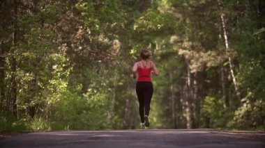 Kız bir çalışma tamamlandı ve mutlu bir şekilde ellerini yukarı yükseltir. bir genç kadın do spor ve başarı sahiptir. sporcumuz başarıları ile memnun olduğunu. ağır çekim