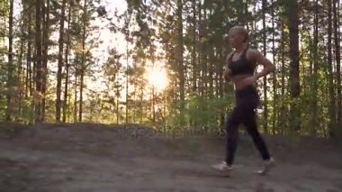 genç kız eğitim bitmiş ve onun başarıları ile mutlu. Şafakta yokuş yukarı çalışan kadın atlet. ağır çekim