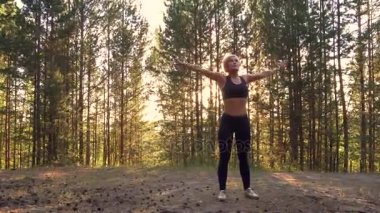 Yoga açık havada günbatımında yaparken kız