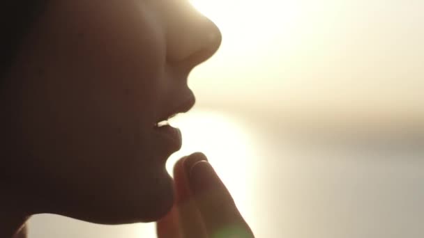 Portrait d'une belle fille au coucher du soleil sur la plage. Modèle attrayant posant sur la caméra — Video