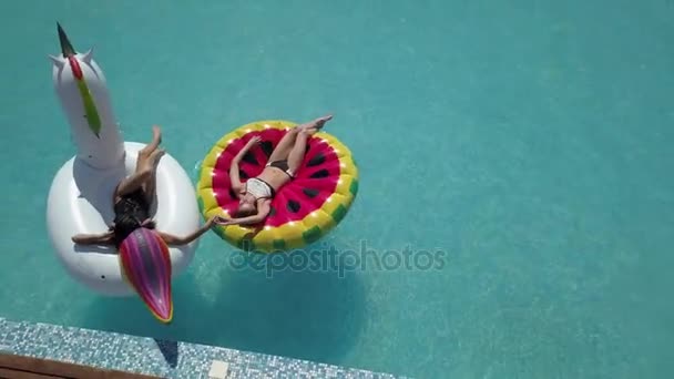 Sexy jovem amiga de biquíni desfrutando de sol de verão e bronzeamento durante as férias na piscina — Vídeo de Stock