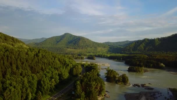 Panorama aéreo. sobrevoando o rio da montanha ao pôr do sol. Altai, Sibéria. Fotografia da câmara aérea — Vídeo de Stock