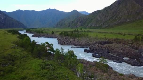 Panorama aérien. beau vol au-dessus de la rivière au pied des montagnes. Altaï, Sibérie. Caméra aérienne prise — Video