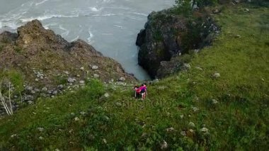 Hava. Happyfamily kamp gitti. Anne dağ Nehri boyunca çocuklarla git. Annem ve babam kızları ellerinde ve doğanın güzelliği göster. Altay, Sibirya. Hava kamera vurdu