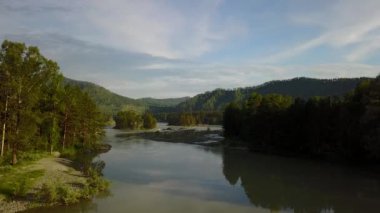 Yeşil orman ve nehir kenarında dağlar hava Panoraması. Altay, Sibirya. Hava kamera vurdu