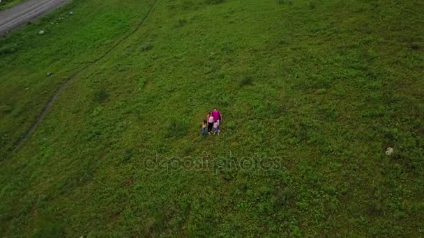 空中。手を振って、カメラで笑顔の幸せな家族。山へハイキングに若い子供を持つ親です。アルタイ、シベリア。航空カメラで撮影 — ストック動画