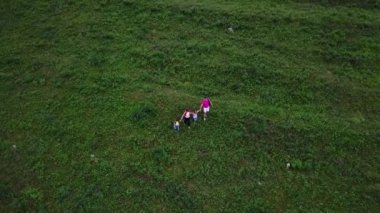 Hava. mutlu aile kamp gitti. Anne genç çocukları ile birlikte Dağları'nın eteklerinde bir çayır üzerinde yürümek. Altay, Sibirya. Hava kamera vurdu