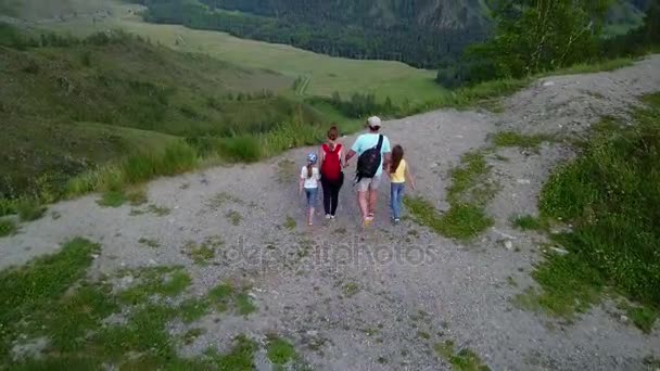 Воздушный. спортивный семейный поход. родители с маленькими детьми на прогулке в горах. активный образ жизни и туризм. Алтай, Сибирь. Снимок с воздуха — стоковое видео