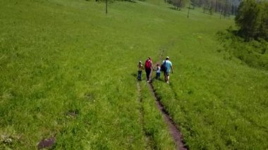 Hava. Küçük çocuklu aile gezginler. Baba, anne ve kızı kampa gitti. turist bir çayır üzerinde yürüyen sırt çantaları