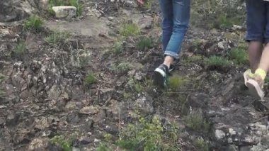 küçük kızlar yolcuları kayalık arazide yürüyüş bacaklar. Çocuk macera arayışı içinde seyahat