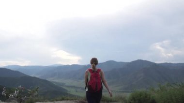 turist manzarayı yüksek Dağı'nda. Kız kazanan mutlu bir şekilde ellerini tutarsa