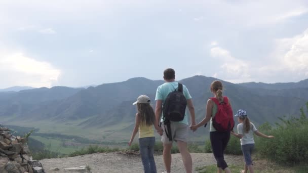 Familia de turistas que viajan por las montañas. padres e hijos pasan tiempo al aire libre. padre, madre y dos hijas fueron de camping — Vídeo de stock