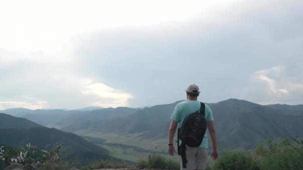 Turista na vysoké hoře, užívat si výhledu. muž výherce šťastně zvedá ruce — Stock video