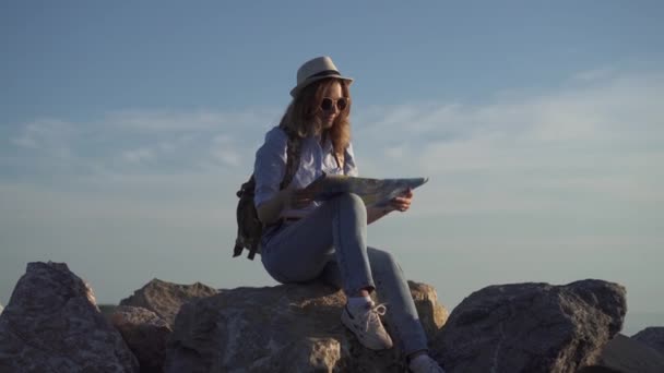 Retrato de fêmea hipster que sorri ao sol e sonha viajar — Vídeo de Stock