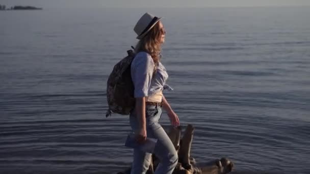 Chica viajera sosteniendo un mapa. turista joven está en la playa. chica hipster con una mochila — Vídeos de Stock