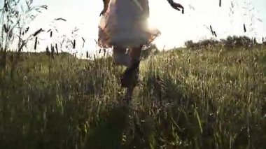 Kız hippi şafakta çayır çalışır ve çiğ sprinkles. ağır çekim