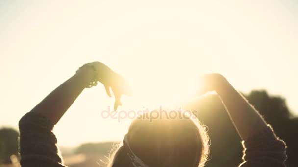 As mulheres entregam a luz do sol. Acenando a mão sobre o sol. a menina estende-se para o sol. câmara lenta — Vídeo de Stock