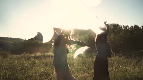 Дівчинка-хіппі в Нірвані. Привабливі молоді дівчата божевільні танцюють на світанку. повільний рух — стокове відео