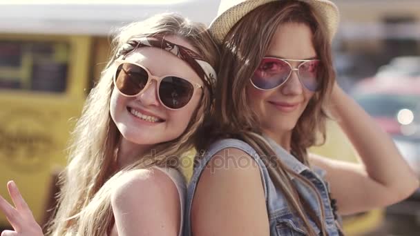 Retrato de close-up de duas roupas de menina hippy. As mulheres jovens no estilo de um boho. câmara lenta — Vídeo de Stock