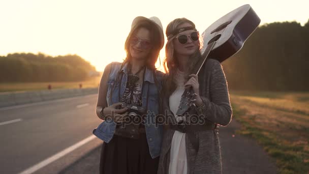 Retrato de un hipster niñas ropa hippie. mujeres jóvenes sonríen y posan para la cámara al amanecer. cámara lenta — Vídeo de stock