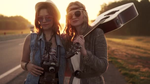 Kreativa porträtt av flicka i hippie kläder. två unga kvinnor i Boho stil — Stockvideo