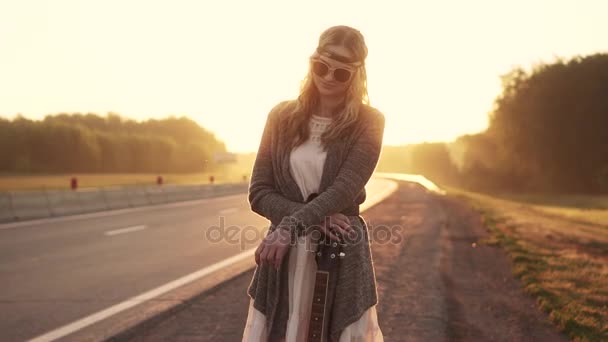 Retrato de menina bonita jovem em óculos de sol. hipster menina ao amanhecer — Vídeo de Stock